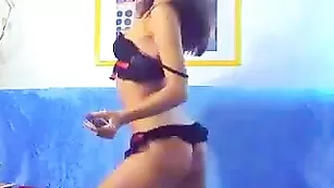 Милая телочка шалит со страпоном angelinastar