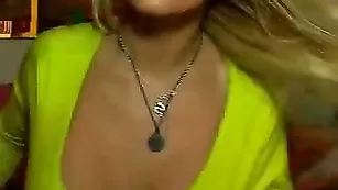 Безупречная XMilaX дрочит киску фаллосом