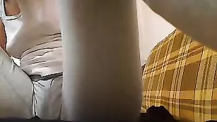 Зажигательная крошка снимает лосины и дрочит киску