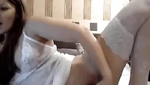 Пылкая чертовка ParisWOW трахает анал пальчиками