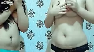 Эффектная шкура SnegElita2 ласкает сиськи с подругой