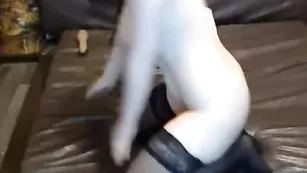 Озорная сучка alexxxela занимается глубоким фистингом