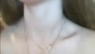 Сексапильная kamilla2play ласкает сосочки