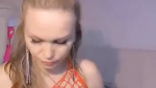 Развратная крошка 000MaryXXX долбит очко бутылкой