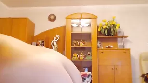 Юная телочка kristinwild разминает сисечки