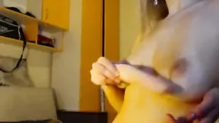 Сексуальная блонда angelxx куражится с фаллосом