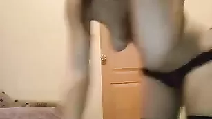 Фантастичная стерва YourFantasy красиво раздевается