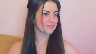 Малышка Tiffanny ласкает большие сиськи