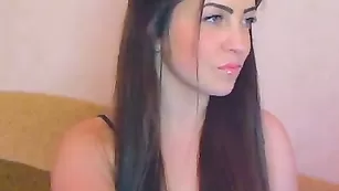 Молодая мадам Tiffani в секси чулках