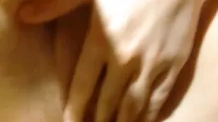 Горячая стерва пальчиками массирует пизденку