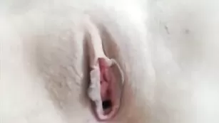 Молодая бестия Senzuala1990 показывает свою дырочку