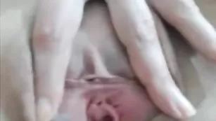 Молодая бестия Senzuala1990 показывает свою дырочку