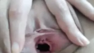 Молодая бестия Senzuala1990 показывает свою дырочку