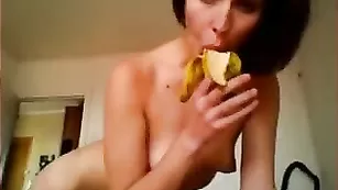 Роскошная краля Tianna танцует стриптиз