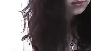 Жаркая брюнетка edinstvena теребит попку