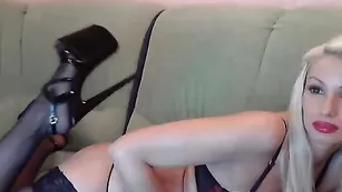 Сексуальная skyrimka позирует в чулочках