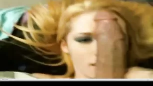 Милая блонда Luckyashley1989 глотает большой хер