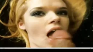 Милая блонда Luckyashley1989 глотает большой хер