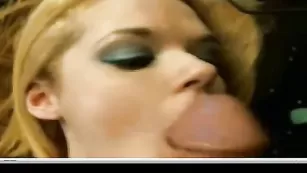 Милая блонда Luckyashley1989 глотает большой хер