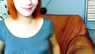 Рыженькая беременная демонстрирует сисечки