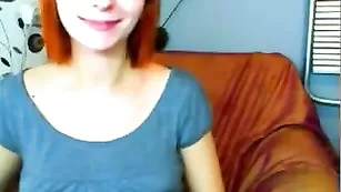 Рыженькая беременная демонстрирует сисечки