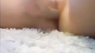 Сисястая красотка мастурбирует бритую пизду