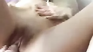 Обнаженная самка Helen трахает бритую пизду