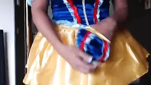 Миниатюрная morgane88 трахает обе дырочки