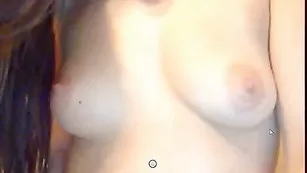 Похотливая Vikii69 дразнит красивыми сиськами