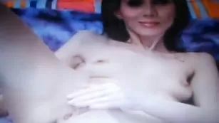 Желанная мамочка cekazZZznaia мастурбирует бритую пизду