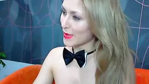 Горячая сучка blondtitsss эротично обнажается