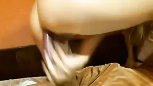 Порочная шмара goldyblond трахает очко и сквиртит