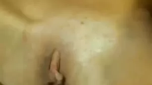 Порочная шмара goldyblond трахает очко и сквиртит