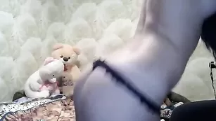 Кокетливая elini нежно тискает сосочки