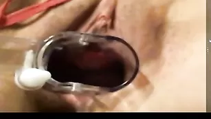 Озабоченная дама демонстрирует пизду внутри