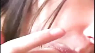 Красивая самка kapriska ебется с огурцом