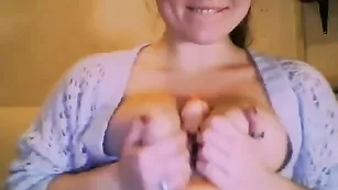 Пышная девка развлекается с резиновым хуем Agnissa