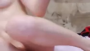 Прекрасная брюнетка xalissax кончает