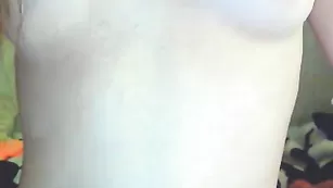 Смазливая курва Vikii69 позирует в трусиках