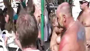 Тощая блондиночка собирает толпу на пляже