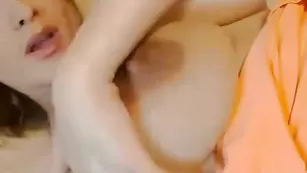 Сексуальная Alinn1 облизывает большие сиськи