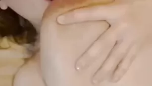 Сексуальная Alinn1 облизывает большие сиськи