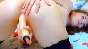 Рыжая HottMellissa трахается секс игрушкой