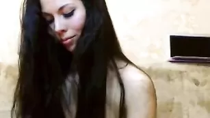 Русская блудница Алиса рукой трахает задницу