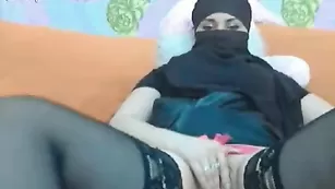 Арабская шмара perrsik показывает киску