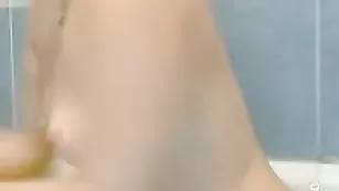 Рыжая шкура трахает киску в ванне SexyJess