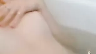Рыжая шкура трахает киску в ванне SexyJess