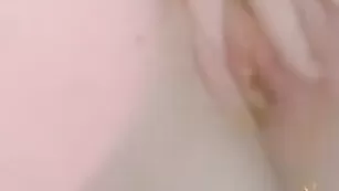 Рыжая шкура трахает киску в ванне SexyJess