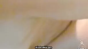 Рыжая шкура трахает киску в ванне SexyJess