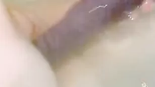 Рыжая шкура трахает киску в ванне SexyJess